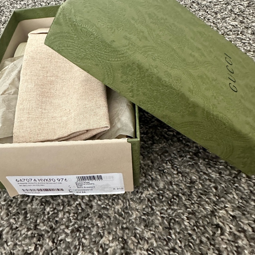 Gucci Kids Beige GG Canvas Sneakers with Green Trim and Red Stripe - Picture 10 of 11